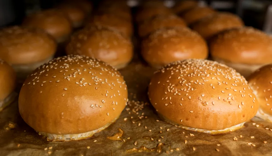 Probieren Sie hausgemachte, flauschige Burgerbrötchen aus