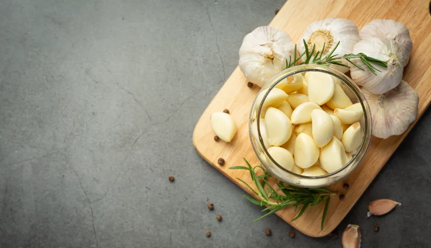 Wie man erkennt, wann man Knoblauch ernten sollte, um seinen Geschmack zu bewahren