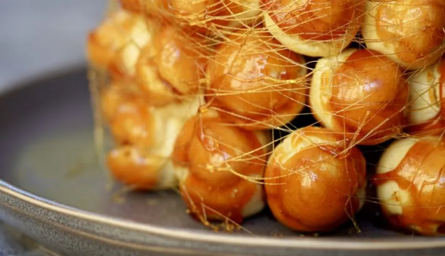 Bereiten Sie Croquembouche zu und beeindrucken Sie Ihre Gäste