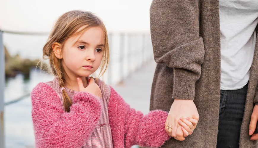 Wie man Husten bei Kindern mit natürlichen Mitteln lindert