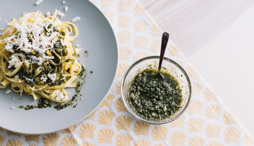 Selbstgemachtes Pesto bringt den Geschmack Italiens in Ihre Küche