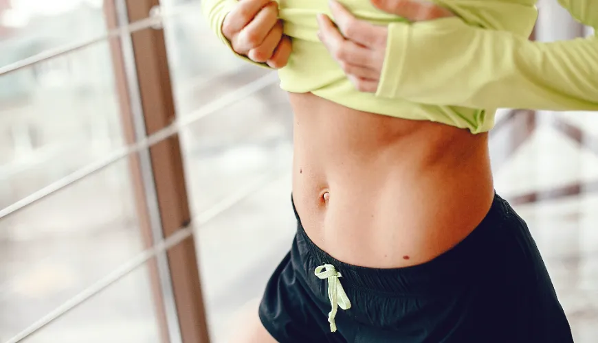 Der Weg zu einem flachen Bauch beginnt mit der richtigen Ernährung.