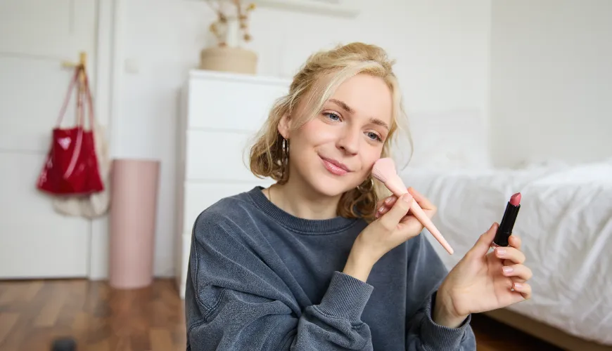 Kosmetik, die Teenager-Mädchen mit ihrer Haut hilft