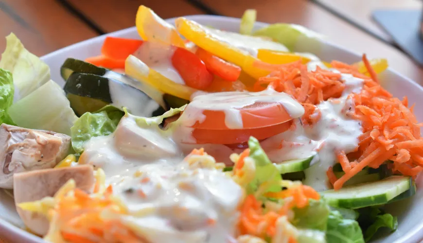 ## Wie man gesunde und leckere Salatdressings zubereitet

Salatdressings sind eine großartige Möglic