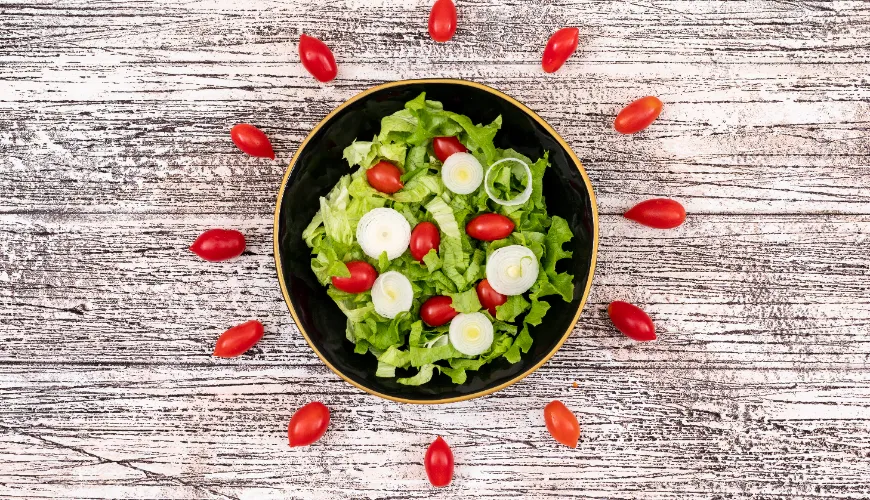 Beleben Sie das Fleisch mit einem frischen Gemüsesalat.