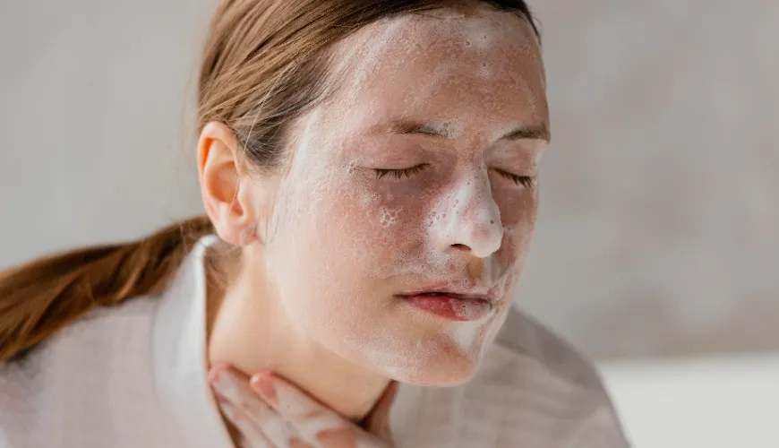 Die richtige Exfoliation der Haut unterstützt ihre natürliche Erneuerung.