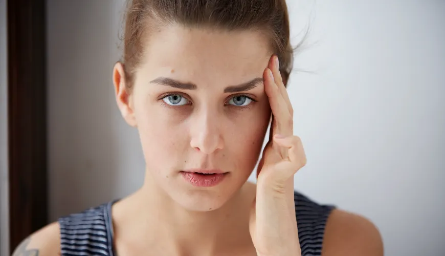 Dunkle Ringe unter den Augen als Symptom für Eisenmangel