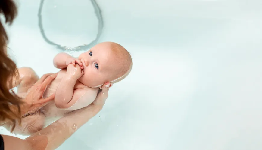 Baden des Babys ohne Stress und mit Freude